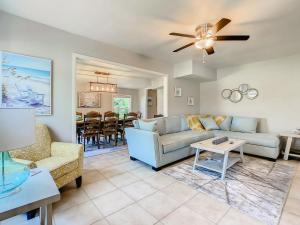 Zona d'estar a 5min from the beach 8 min from Siesta Key