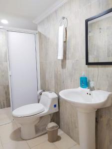 ein Badezimmer mit einem weißen WC und einem Waschbecken in der Unterkunft Apartamento Con vista al Mar B-3-9 in Cartagena de Indias