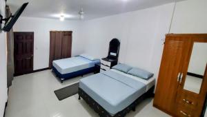 1 dormitorio con 2 camas y vestidor en Casa Isabella 45 en Matagalpa