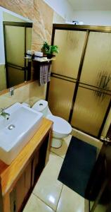 łazienka z białą umywalką i toaletą w obiekcie Casa Isabella 45 w mieście Matagalpa