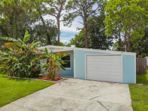 una casa con garaje en un patio en 5min from the beach 8 min from Siesta Key, en Sarasota