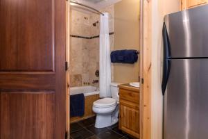 Ένα μπάνιο στο Penthouse Studio w Mtn Sunrise Views & Near Silver Mtn +19 φωτογραφίες