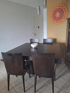 una mesa de comedor con 4 sillas y un plato. en Habitación BA en Florida