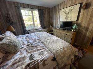 Postel nebo postele na pokoji v ubytování Gorgeous 1st FL Mtn View Jiminy Suite Sleeps 4 Ski On Off