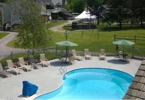 Bazén v ubytování Gorgeous 1st FL Mtn View Jiminy Suite Sleeps 4 Ski On Off nebo v jeho okolí