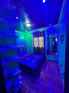 um quarto com uma cama com luzes azuis em Boston Luxry Furnished Appartments em Iaundé