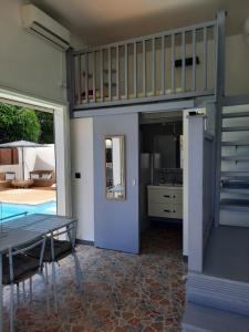 een woonkamer met een tafel en een trap bij Studio avec piscine, idéalement situé in Saint-Claude