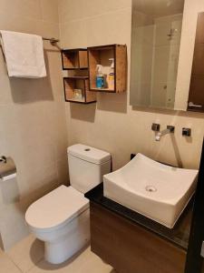 ein Badezimmer mit einem weißen WC und einem Waschbecken in der Unterkunft Hermoso Dpto. con ubicación excepcional(cala coto) in La Paz