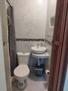 małą łazienkę z toaletą i umywalką w obiekcie 2 Cuarto independiente en Ambato w mieście Ambato