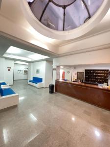 a large lobby with a large ceiling and a waiting room at Edificio Bahia Fragata Apartamento 411 in San Andrés