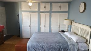 a bedroom with a bed and a clock on the wall at Elegant Suite in Tijuana