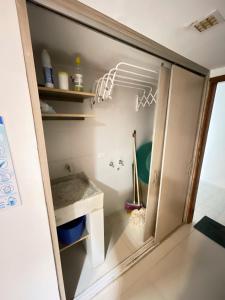 a bathroom with a sink and a mirror at Edificio Bahia Fragata Apartamento 411 in San Andrés