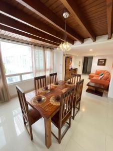 a dining room with a wooden table and chairs at Edificio Bahia Fragata Apartamento 411 in San Andrés