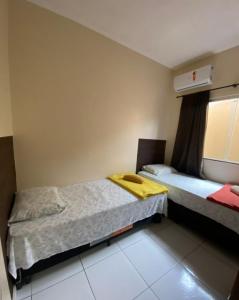 Pokój z 2 łóżkami i oknem w obiekcie DUNAS RESIDENCE CASA 02 w mieście Santo Amaro