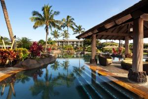 uma piscina num resort com palmeiras em The Westin Princeville Ocean Resort Villas em Princeville