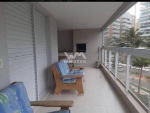 balcone con sedia e tavolo. di O MELHOR Resort em Riviera São Lourenço 500m da praia de Riviera, com SPA, piscinas aquecidas externa e interna, cinema, restaurantes e bar! MÓDULO 8 a Bertioga
