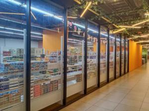 een gangpad van een supermarkt met glazen wanden bij Yenbear Homestay Kozi Square Kuching Sarawak in Kuching