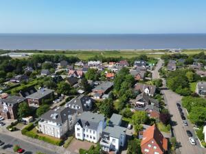 eine Luftansicht einer Kleinstadt mit Häusern in der Unterkunft Strandhaus Döse 1 in Cuxhaven