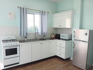 Serenity Seaview Suite的厨房或小厨房