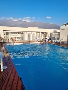 a swimming pool on top of a building at Departamento Centro de La Florida in Santiago
