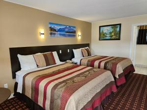 a hotel room with two beds in a room at Fox Motor Inn in Napanee