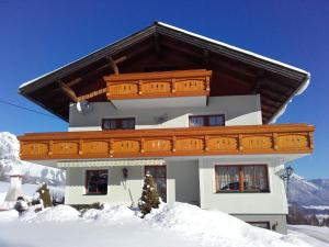 ein Gebäude im Schnee mit einem Dach in der Unterkunft Alpenblick in Schladming