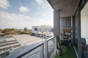 uma varanda com vista para um edifício em Eden of Abbotsford - A Serene Escape off Johnston St em Melbourne