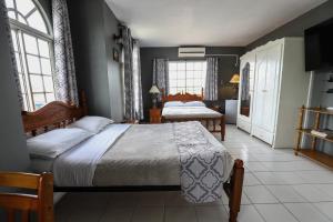 Postel nebo postele na pokoji v ubytování Airport Inn + 37 fotografií
