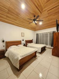 Postel nebo postele na pokoji v ubytování Itzá Casa Monteverde