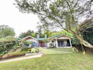 una casa con una recinzione verde in un cortile di Itzá Casa Monteverde a Monteverde Costa Rica