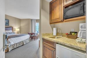 Habitación de hotel con cama y cocina con fregadero en Cozy Getaway with Resort Perks, en Edgar