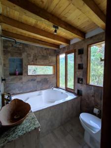 y baño grande con bañera y aseo. en cabaña paniym, en Rionegro