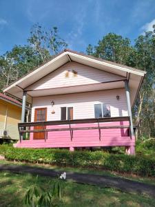 ein Haus mit einem rosa Haus in der Unterkunft Ao Salat View Koh Kood in Ko Kood