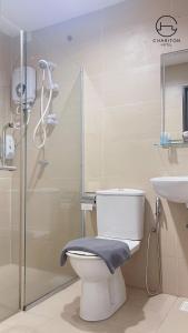 y baño con aseo, lavabo y ducha. en Chariton Hotel Skudai Kiri, en Johor Bahru