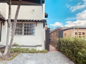 Budova, kde se apartmán nachází + 2 fotografie