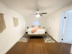 1 dormitorio con 1 cama y ventilador de techo en New Miami Boutique, by Calle Ocho and South Beach! en Miami
