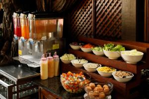 ein Buffet mit Schalen mit Speisen und Getränken in der Unterkunft Anda Lipe Resort in Ko Lipe