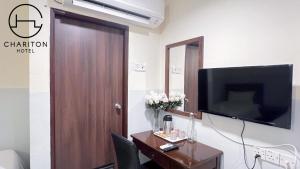 TV a/nebo společenská místnost v ubytování Chariton Hotel Skudai Kiri + 21 fotografií