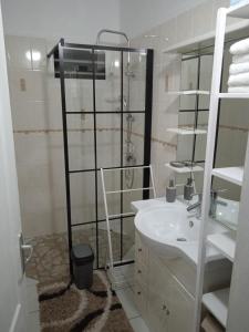 a white bathroom with a shower and a sink at Agréable maison 3 pièces tout confort pour 4 personnes - Vue sur jardin in Saint-François