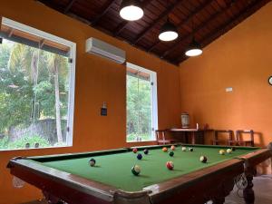 um quarto com uma mesa de bilhar com bolas em Amaluna Resorts em Negombo