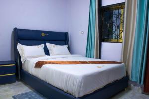 Ein Bett oder Betten in einem Zimmer der Unterkunft Rovie Estates