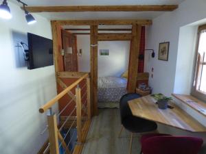 Zimmer mit einem Zimmer mit einem Bett und einem Schreibtisch in der Unterkunft Gîte Pfaffenheim, 2 pièces, 2 personnes - FR-1-744-8 in Pfaffenheim