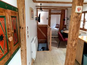 Zimmer mit einer Küche und einem Zimmer mit einem Bett in der Unterkunft Gîte Pfaffenheim, 2 pièces, 2 personnes - FR-1-744-8 in Pfaffenheim