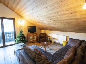 沙泰勒的住宿－Appartement Châtel, 7 pièces, 12 personnes - FR-1-676-3，带沙发和圣诞树的客厅