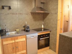 eine Küche mit Spüle und Herd in der Unterkunft Superbe 3 Pièces, Terrasse, Sud, Proche Remontées et Navettes, Equipé, 4 Pers, Châtel - FR-1-676-7 in Châtel + 8 Fotos