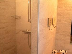 eine Dusche mit Glastür im Badezimmer in der Unterkunft Superbe 3 Pièces, Terrasse, Sud, Proche Remontées et Navettes, Equipé, 4 Pers, Châtel - FR-1-676-7 in Châtel