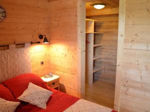 ein Schlafzimmer mit einem Bett und einer Holzwand in der Unterkunft Superbe 3 Pièces, Terrasse, Sud, Proche Remontées et Navettes, Equipé, 4 Pers, Châtel - FR-1-676-7 in Châtel