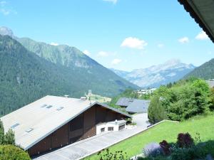 ein Haus in einem Tal mit Bergen im Hintergrund in der Unterkunft Superbe 3 Pièces, Terrasse, Sud, Proche Remontées et Navettes, Equipé, 4 Pers, Châtel - FR-1-676-7 in Châtel