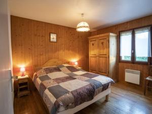 Giường trong phòng chung tại Chalet à Châtel : 3 pièces, 6 personnes, animaux admis - FR-1-676-24