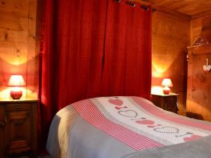 a bedroom with a bed with red curtains at Chalet Châtel 2 Pièces, 6 Pers, 2 SDB, Proche Remontées, Balcon, Jardin, Parking - FR-1-676-27 in Châtel